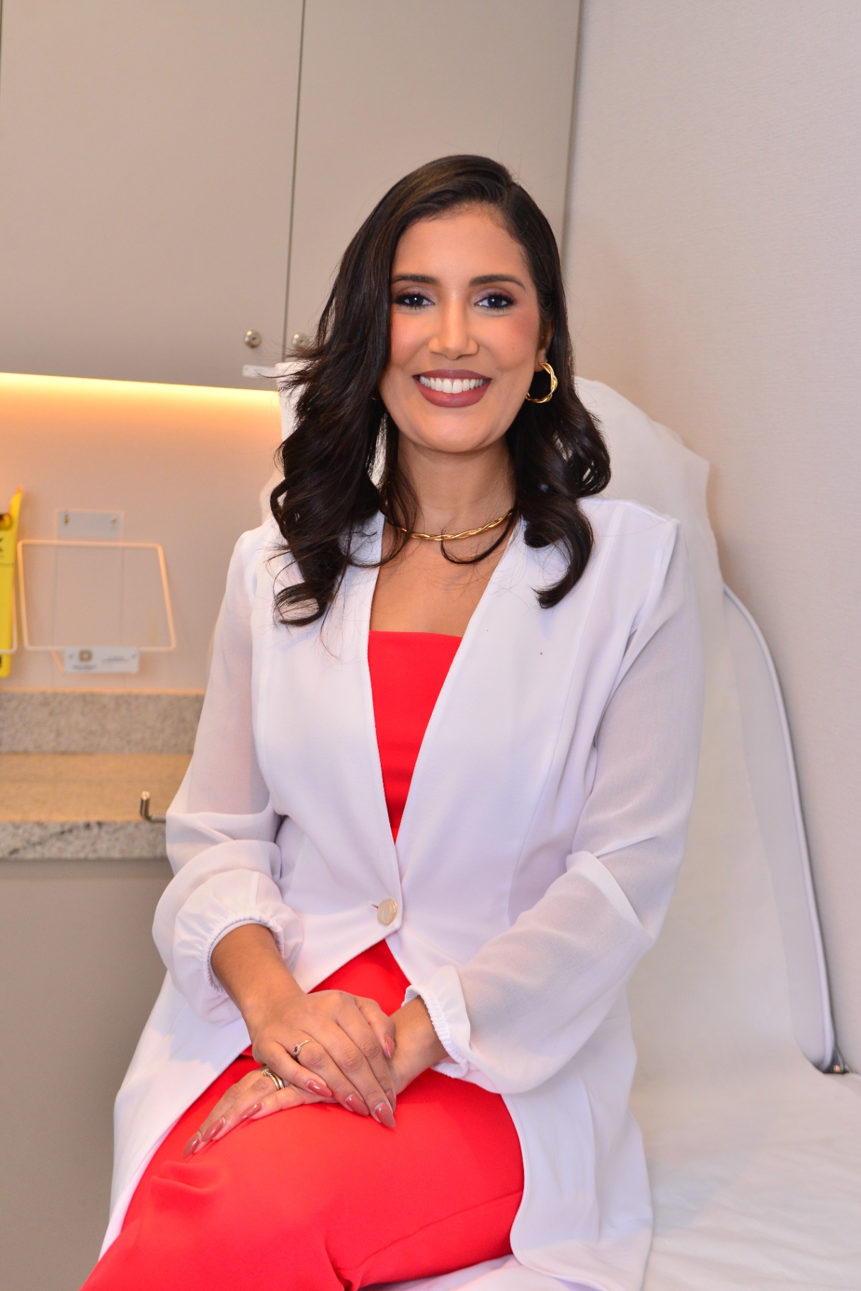 Dra. Thainá Santos em consultório